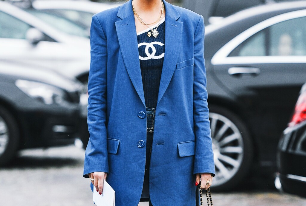 Sako, traperice i top su odlična kominacija