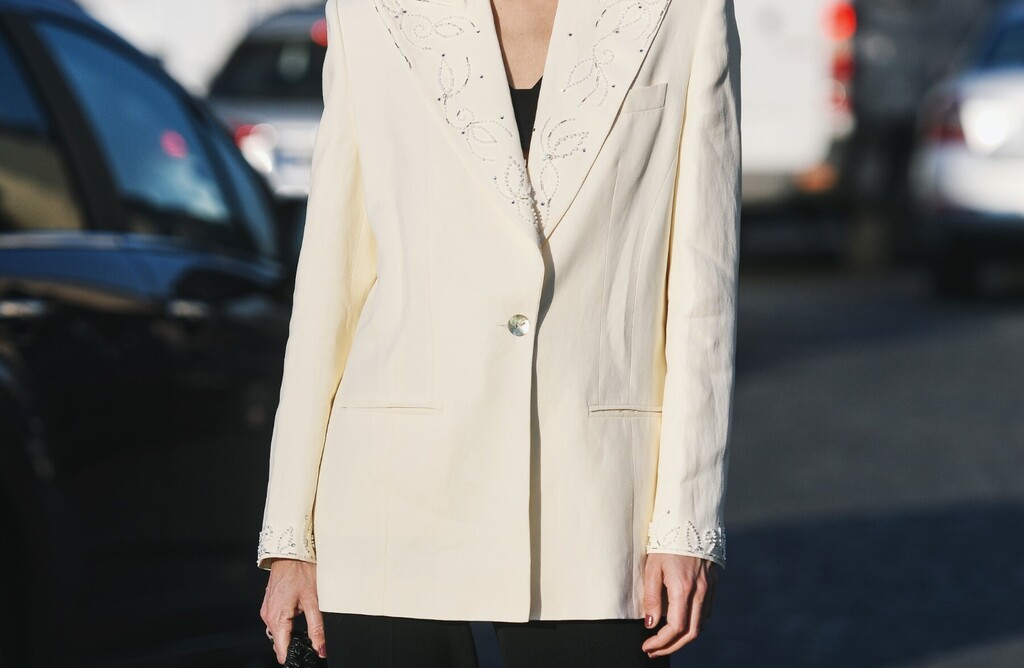 Bijeli sakoi idealan su odabir za proljetne svečanosti