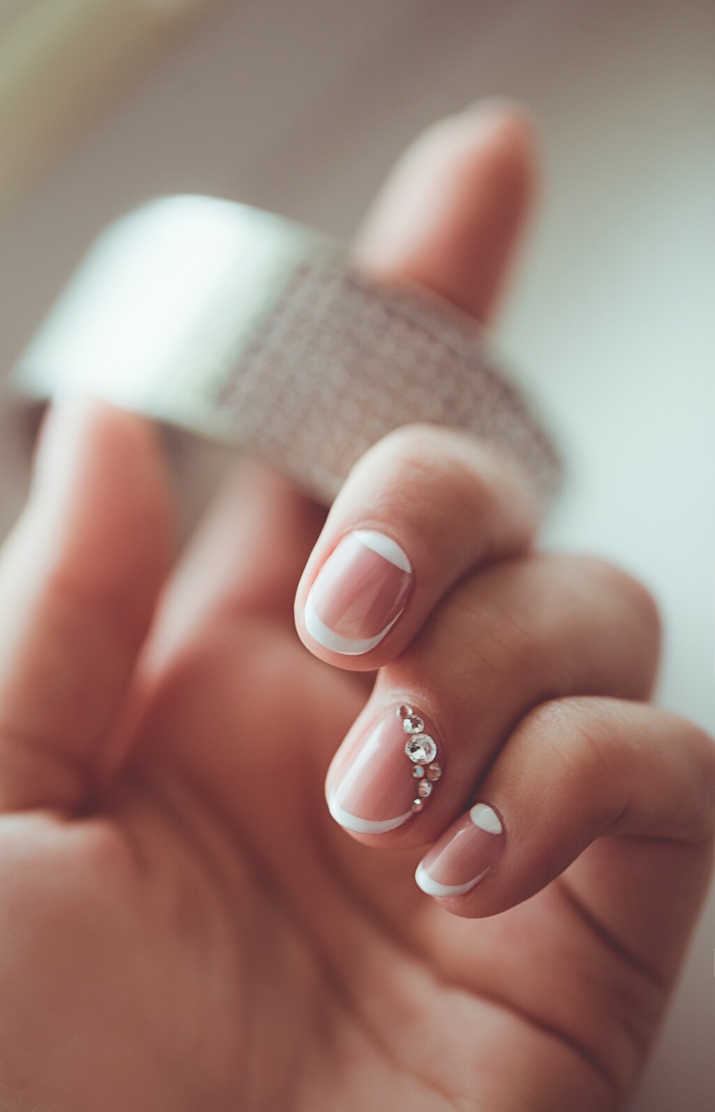 Drago kamenje na noktima