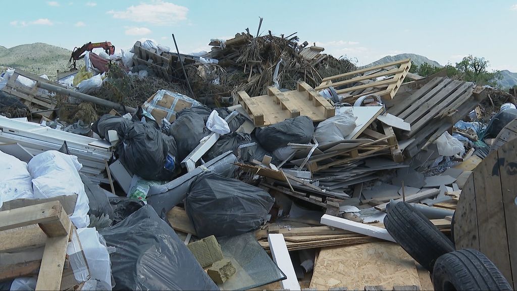 Zatvoreno ilegalno odlagalište koje prijeti cesti