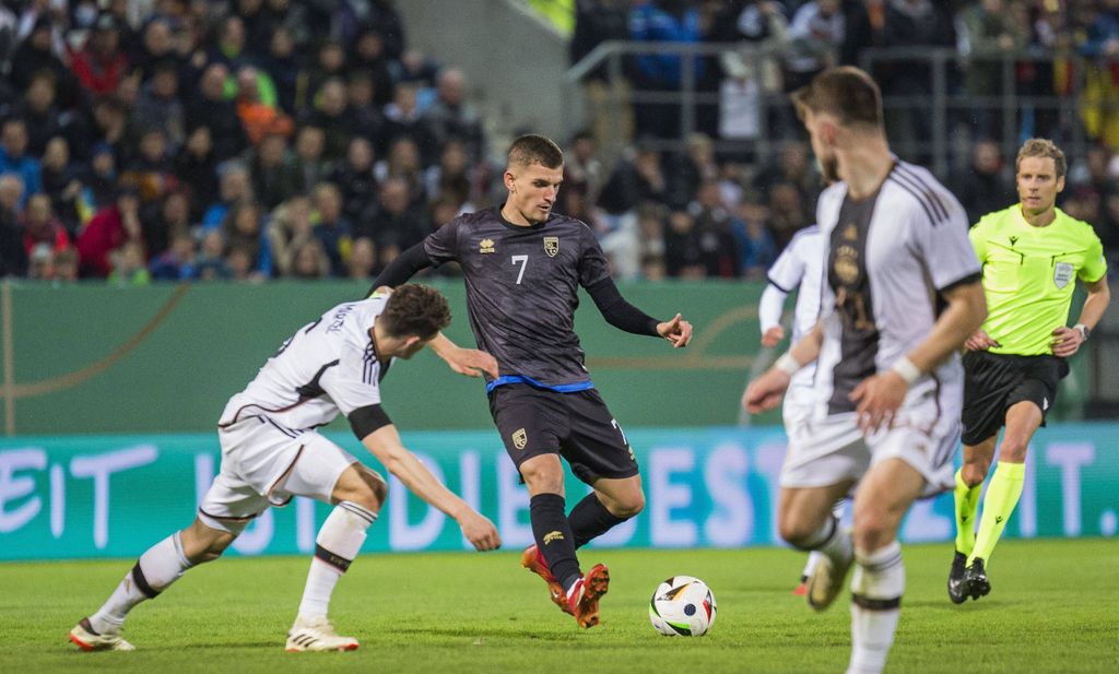 Etnik Brruti (u sredini)