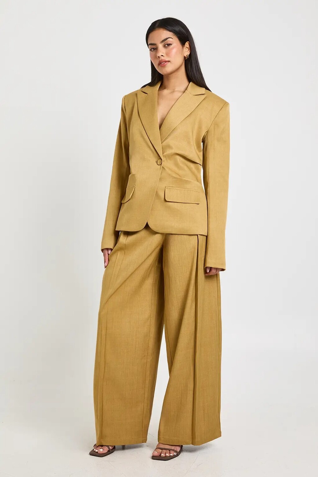 Boohoo plisirane hlače, 25 eura