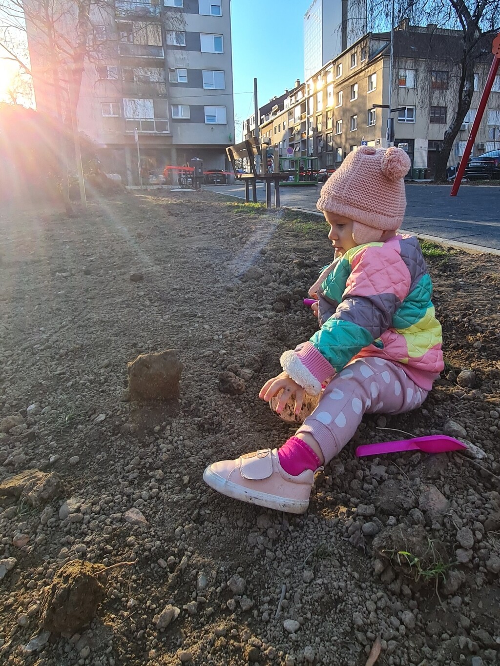 Barbarina kći Mina igra se u blatu