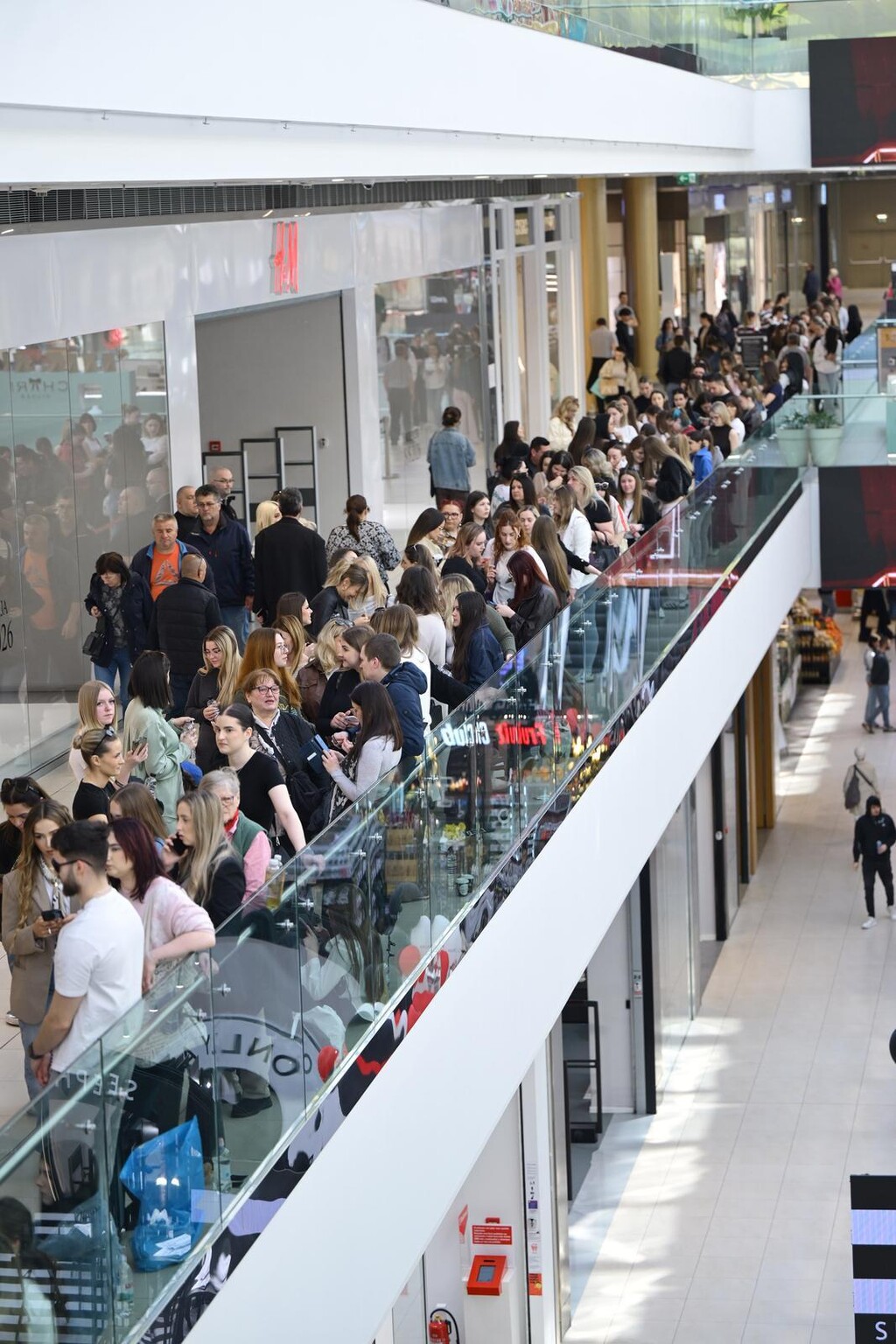 Hrvatice čekaju u redu na otvaranje Sephore u Zagrebu - 3