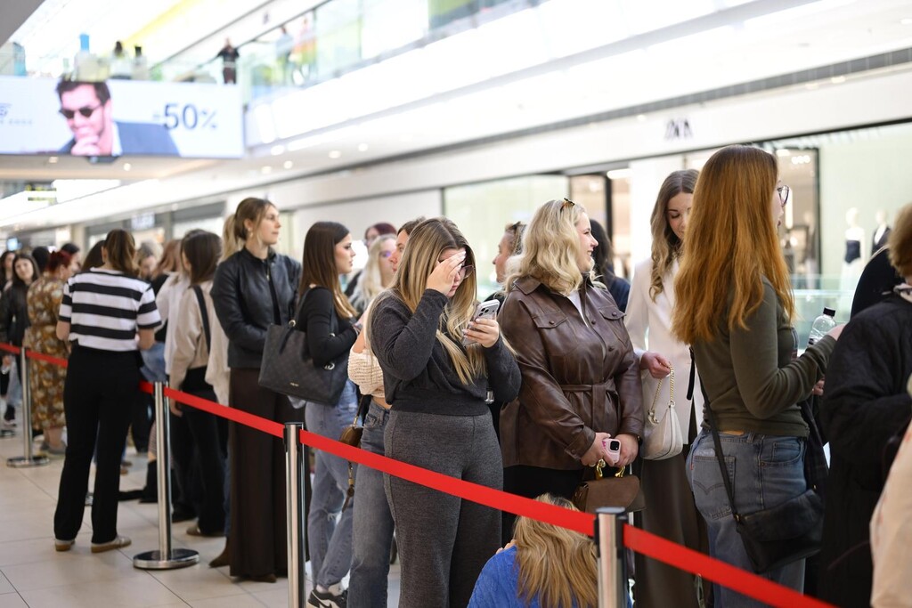 Hrvatice čekaju u redu na otvaranje Sephore u Zagrebu - 4