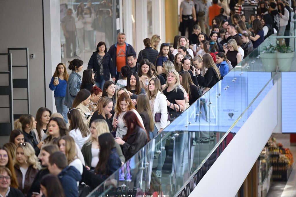 Hrvatice čekaju u redu na otvaranje Sephore u Zagrebu - 5