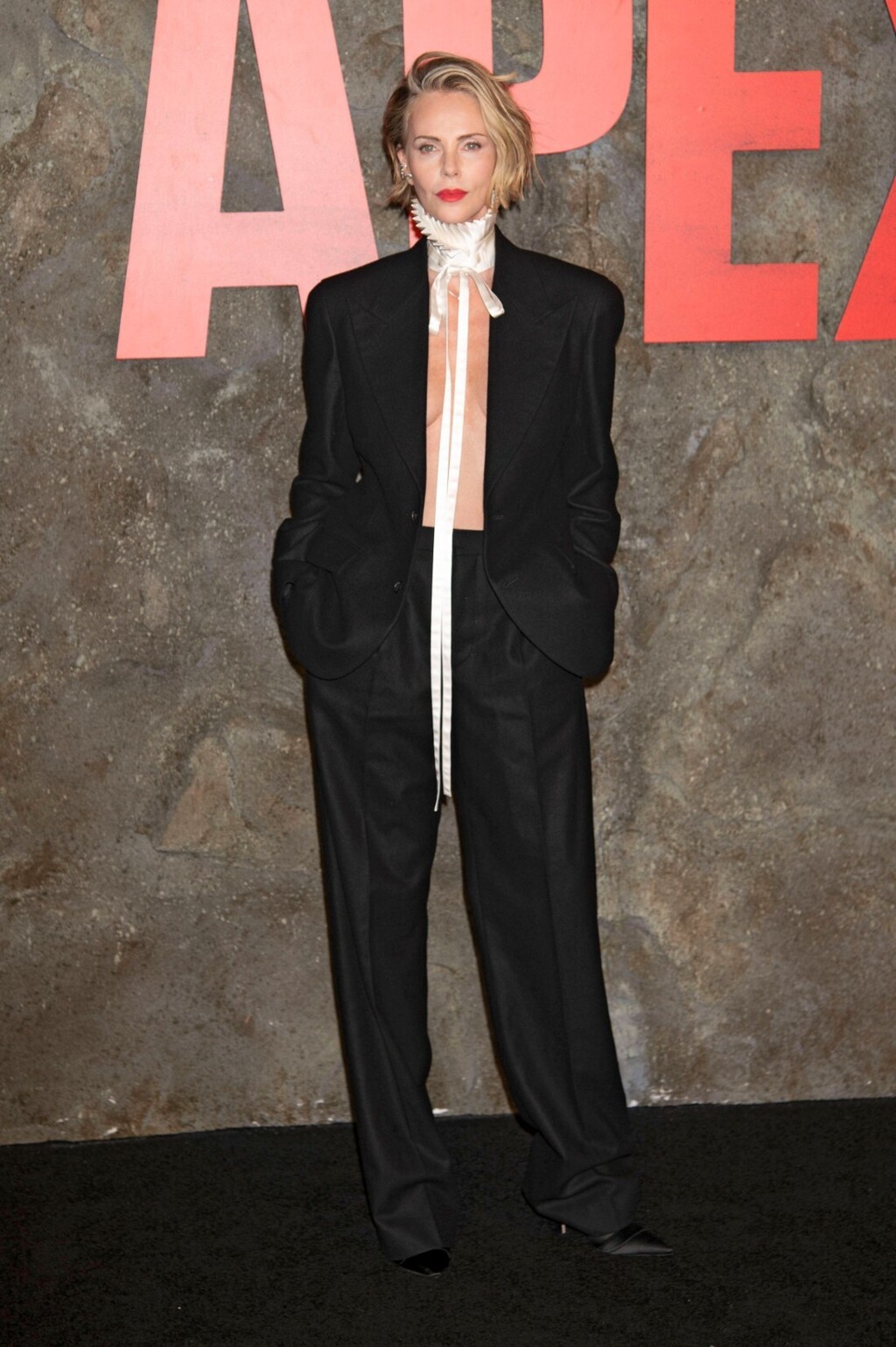 Charlize Theron u Diorovom odijelu na premijeri Apexa u New Yorkiu 2026. - 3