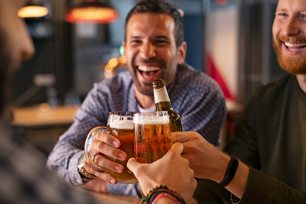 Zašto nam je lakše obećati pivo nego ga stvarno platiti: Mala psihologija velikih dugova