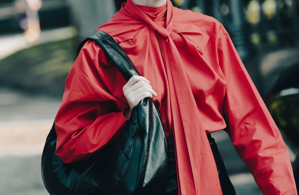 Crvene košulje i bluze su komad koji uljepšava svaku kombinaciju