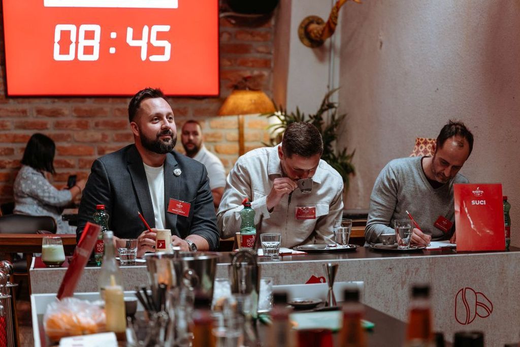 1.	Pobjednik Kristijan Knežević i glavni sudac Mario Mihelj