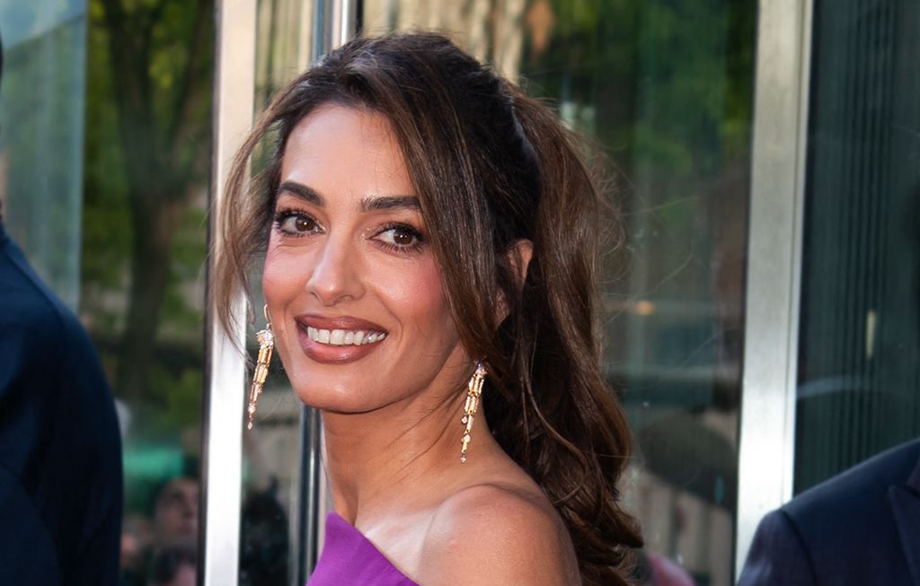 Amal Clooney u haljini boje fuksije modne kuće Balenciaga - 4