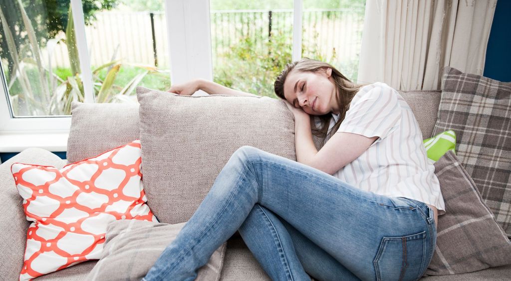 Starac koji drijema sa šeširom na glavi