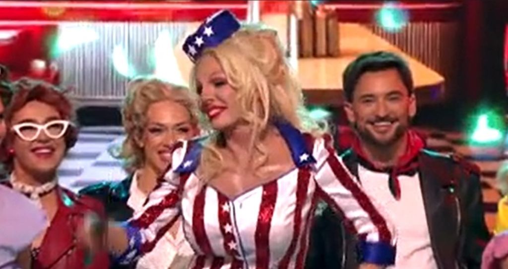 Nora Ćurković kao Dolly Parton