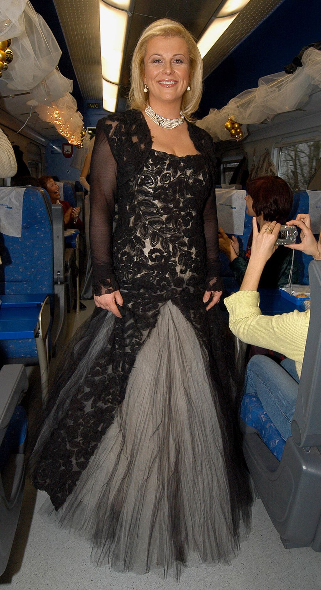 Kolinda Grabar-Kitarović na humanitarnoj reviji održanoj u vlaku na relaciji Zagreb – Knin 2005. godine