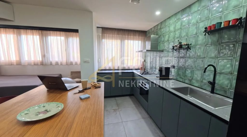 Prodaja stana u Prečkom - 1