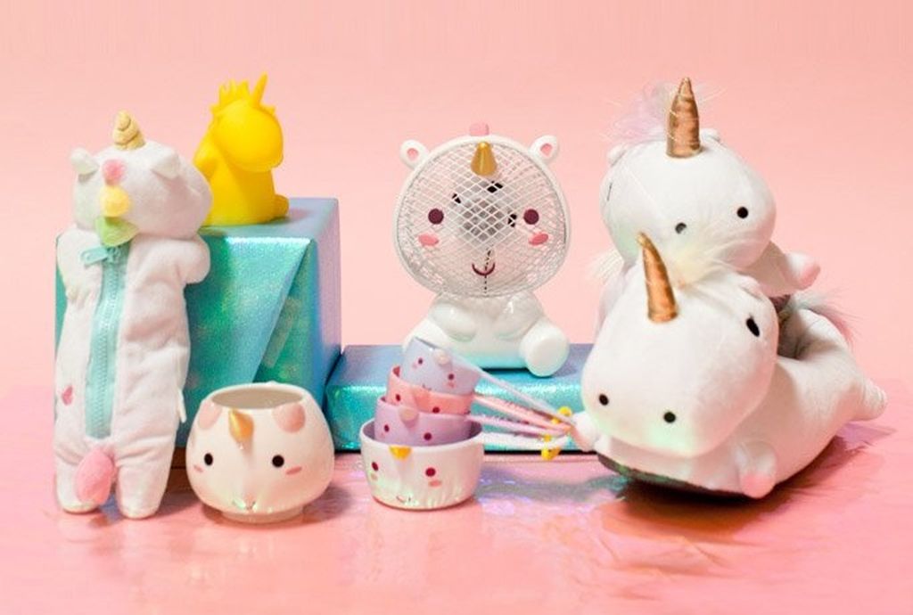 Ovaj čarobni paket stvoren je za rođendanski poklon svakoj ljubiteljici jednoroga