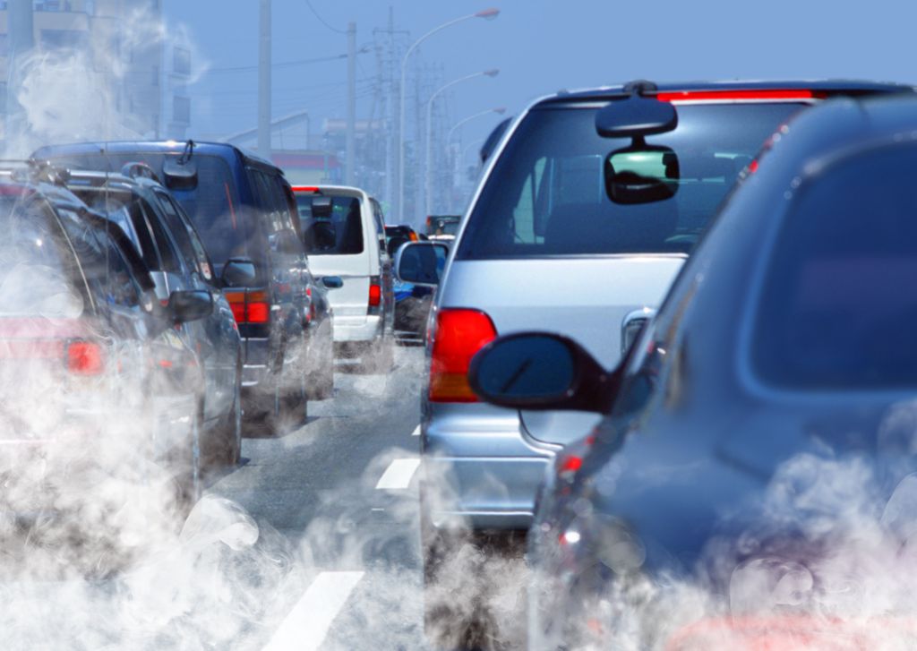 Ispušni plinovi ne zagađuju samo okoliš nego nas i poglupljuju (Foto: AFP)