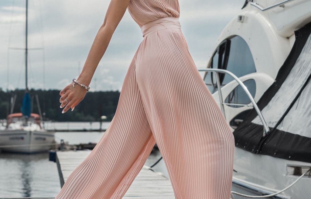 Žena u hlačama širokih nogavica