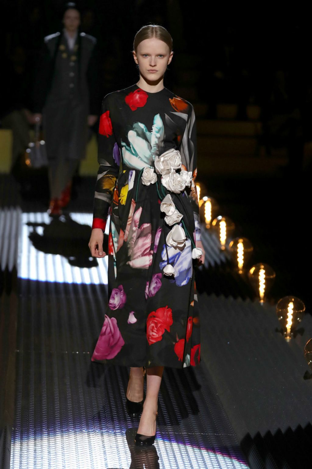 Najveći jesenski trend: crne haljine sa cvjetnim uzorkom - 1