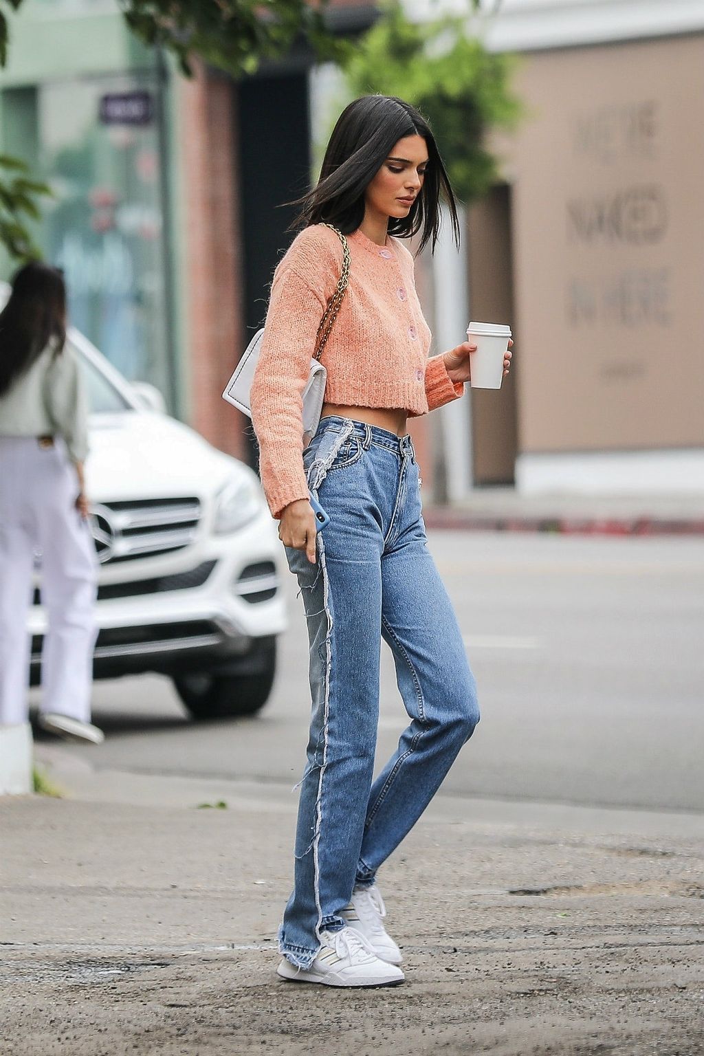 Kendall Jenner u trapericama brenda Oblanc