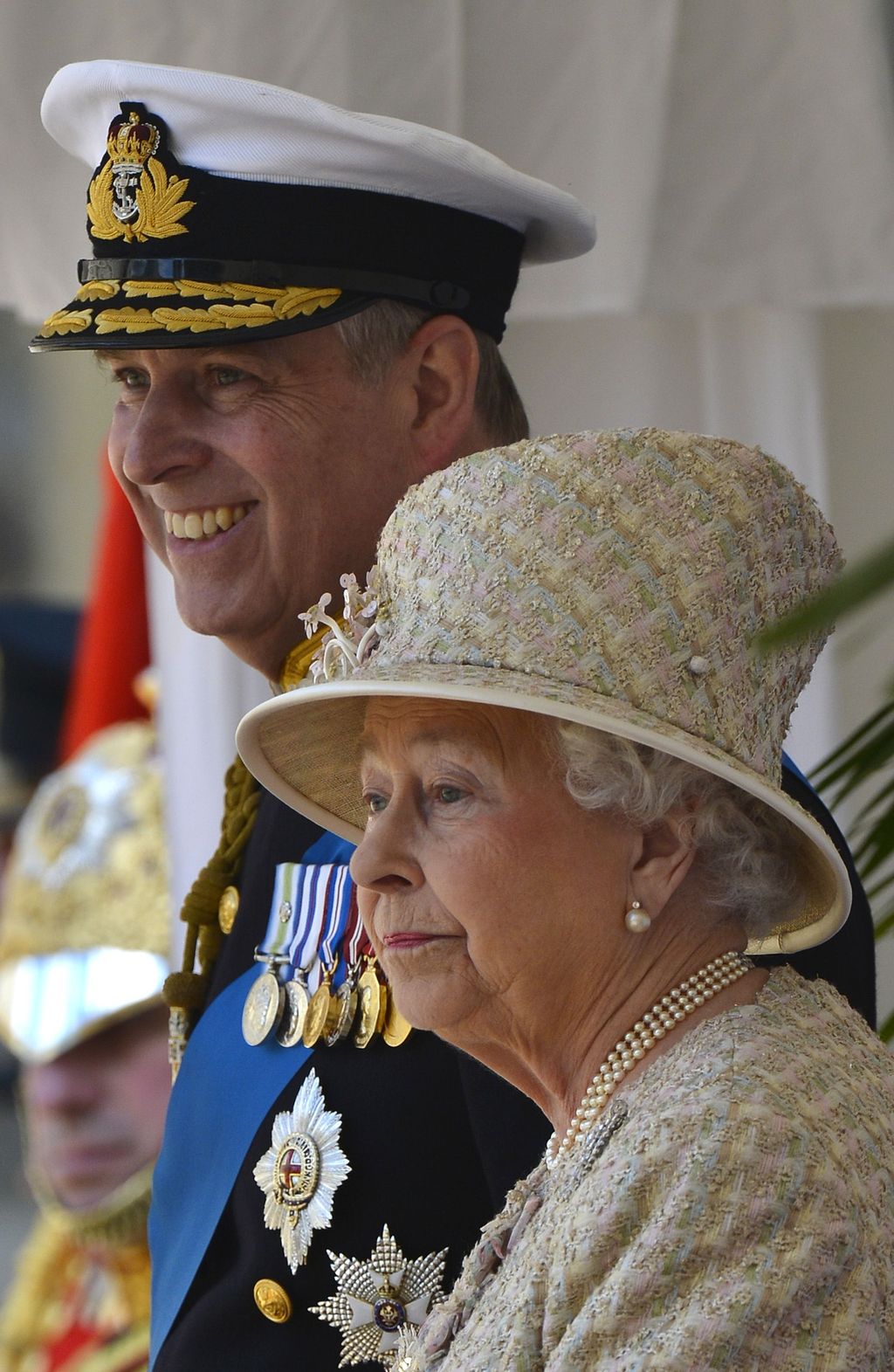 Princ Andrew i kraljica Elizabeta II. (Foto: AFP)