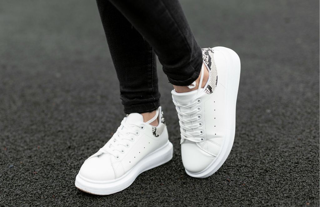 Žena u bijelim tenisicama