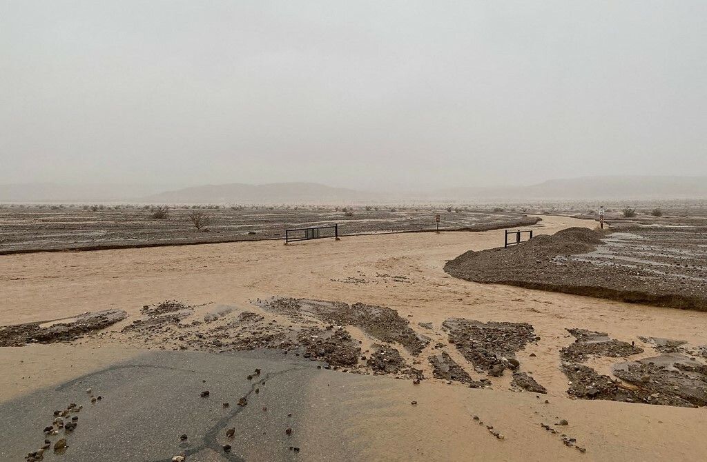 U kalifornijskoj Dolini smrti zbog poplava blokirano 1000 osoba - 3