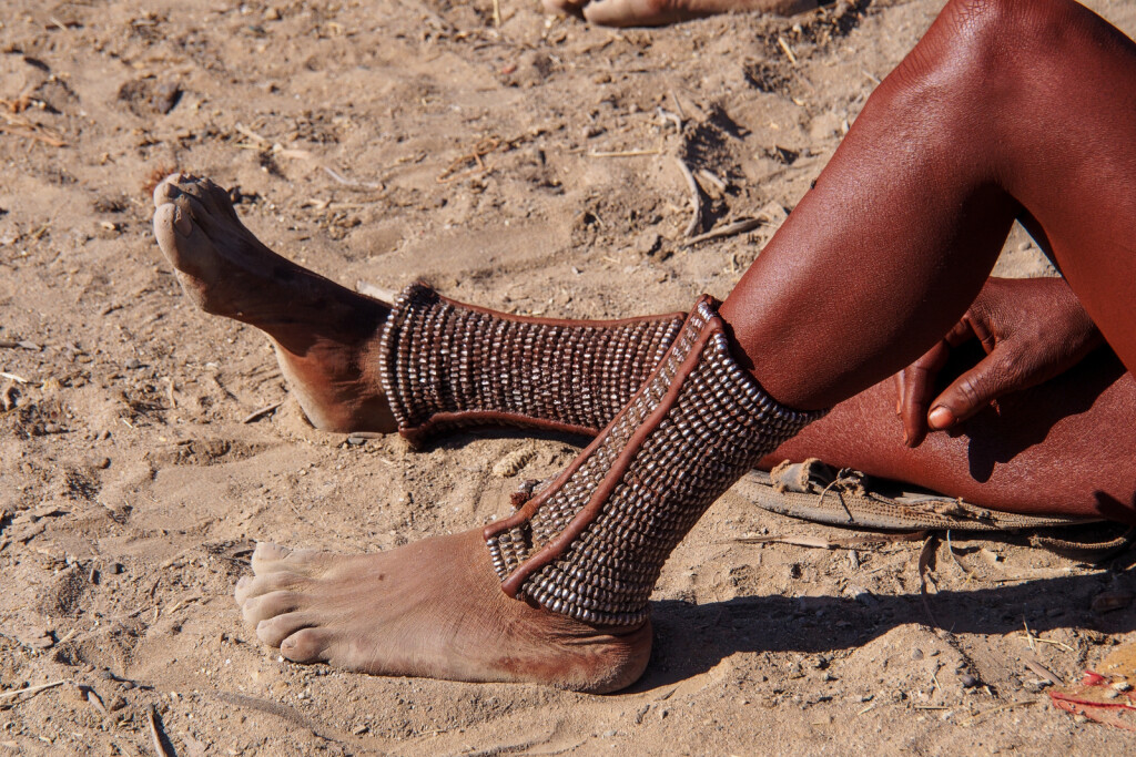 Himba žene koriste crvenu pastu kako bi naglasile svoju ljepotu, a nemaju problem niti s dlačicama na tijelu jer su im sve nestale od crvene paste