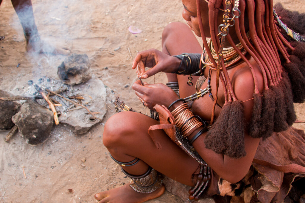 Priprema ritualnog kupanja žena Himba