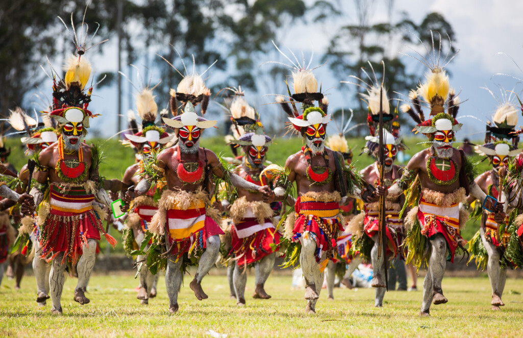 Južno gorje Papuanske Nove Gvineje u kojemu je dom 100 tisuća šarenih ratnika koji svoju snagu mjere – oblikovanjem frizure i nanošenjem šminke.