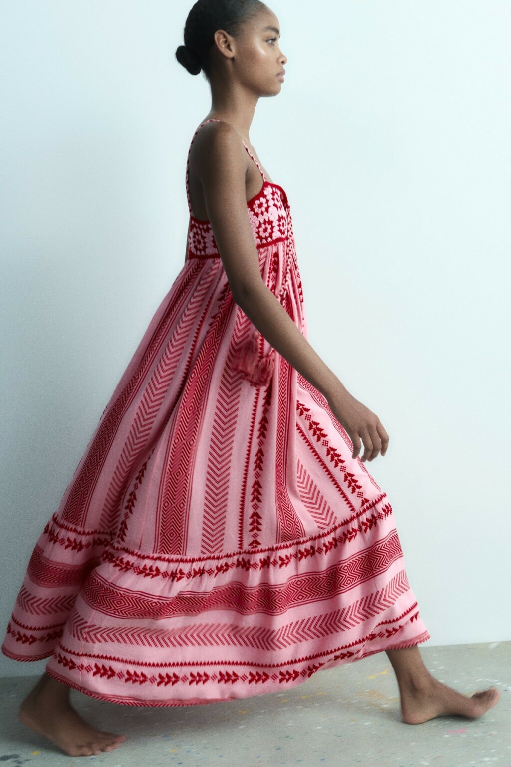 Pletena haljina iz Zare s kukičanim detaljem