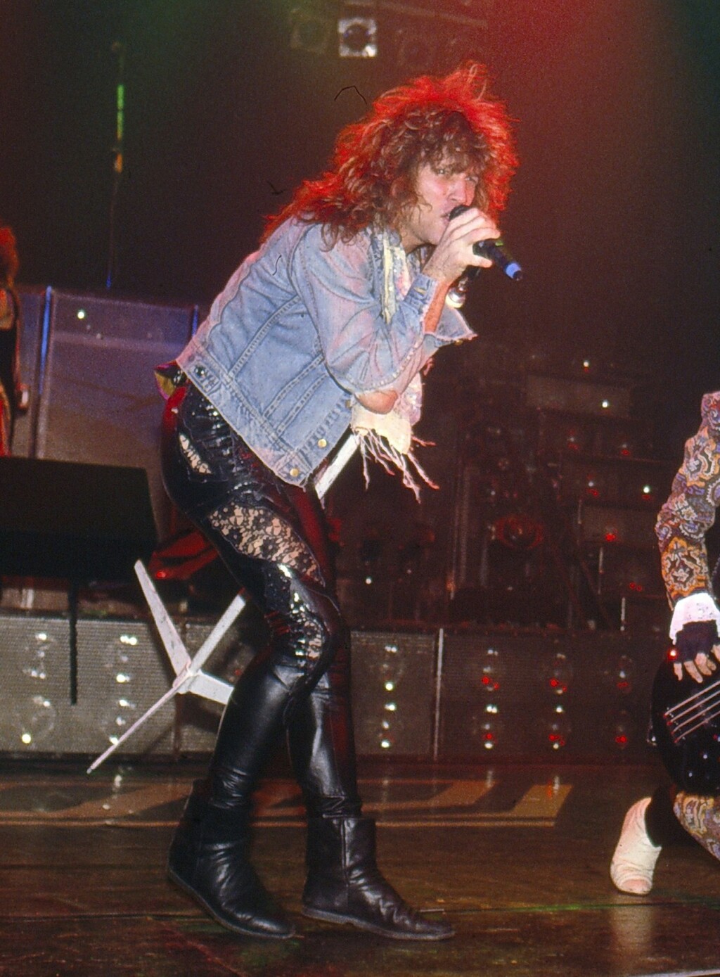 Jon Bon Jovi u kožnatim hlačama 1985. godine