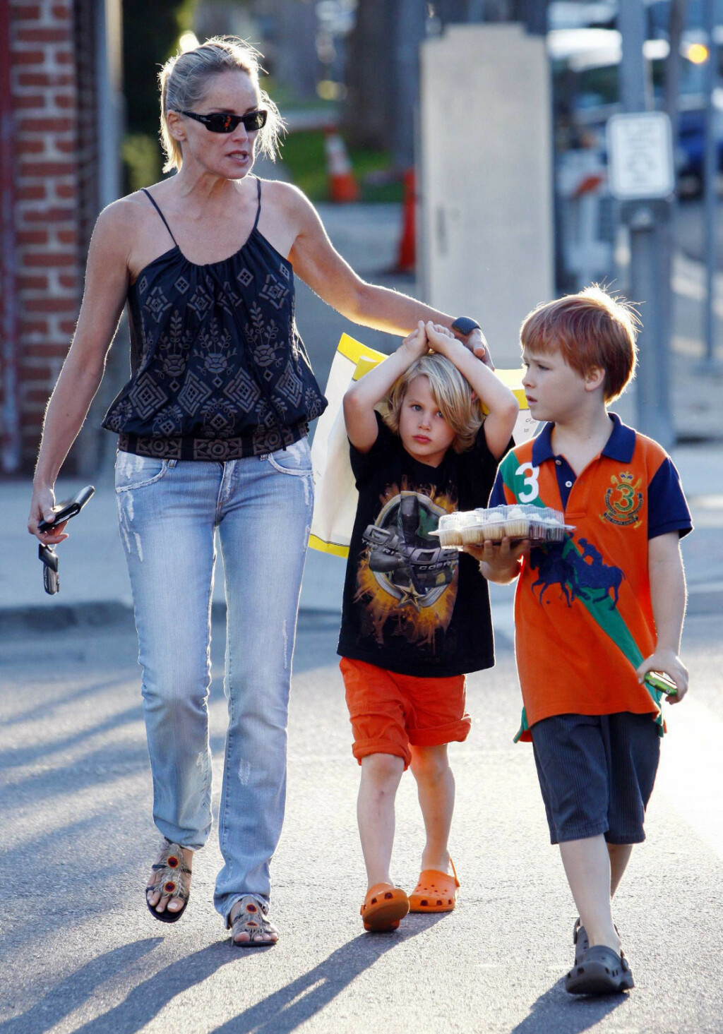 Sharon Stone sa sinovima Roanom i Lairdom 2010. godine