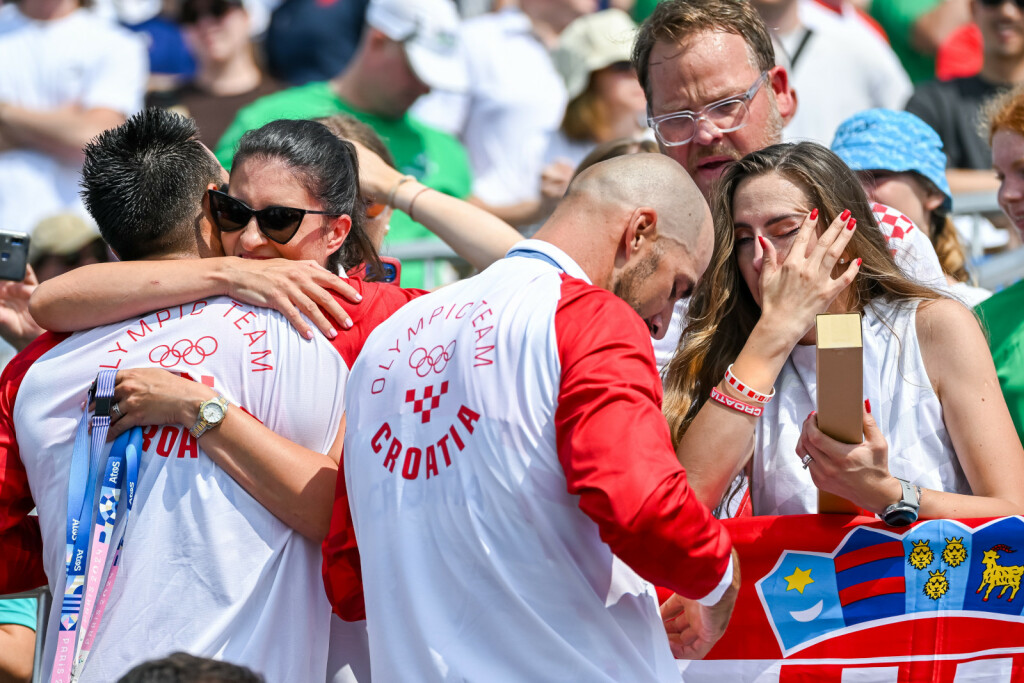 Braća Sinković sa suprugama nakon osvojenog zlata u Parizu - 6