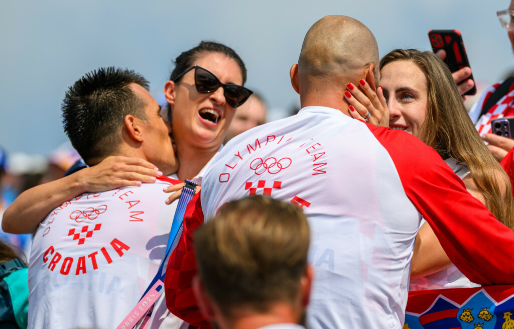 Braća Sinković sa suprugama nakon osvojenog zlata u Parizu - 9