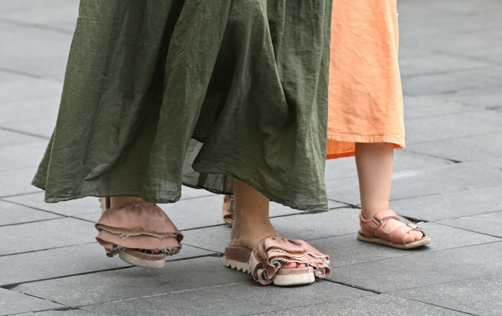 Mama iz centra Zagreba nosi natikače s volanima od tkanine