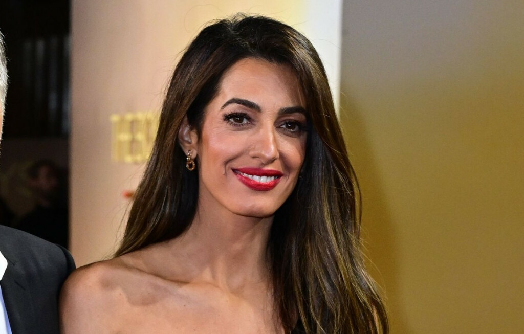 Amal Clooney u zlatnim štklama i haljini otvorenih leđa - 7