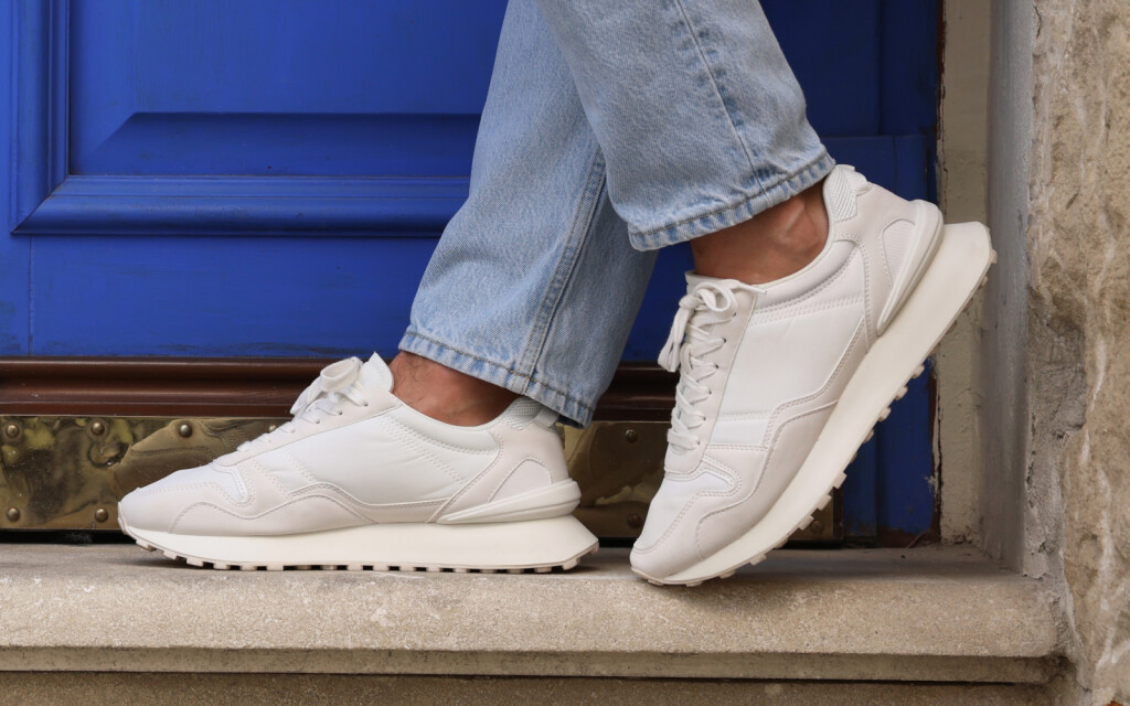 Žena u bijelim tenisicama