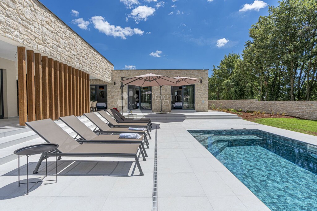 Šarmantna prizemnica s bazenom u selu Svetvinčenat - 2