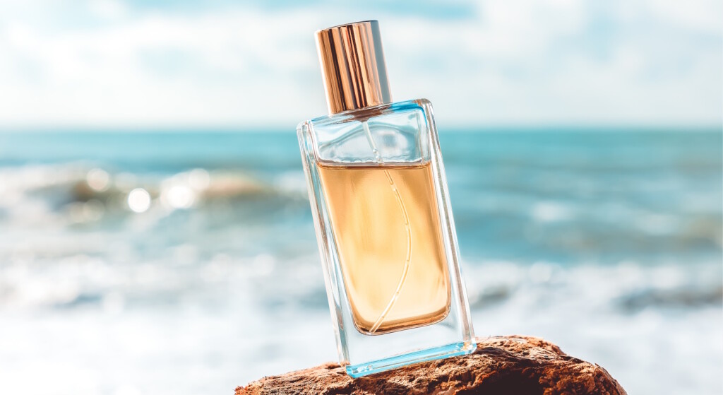 Bočica parfema u moru