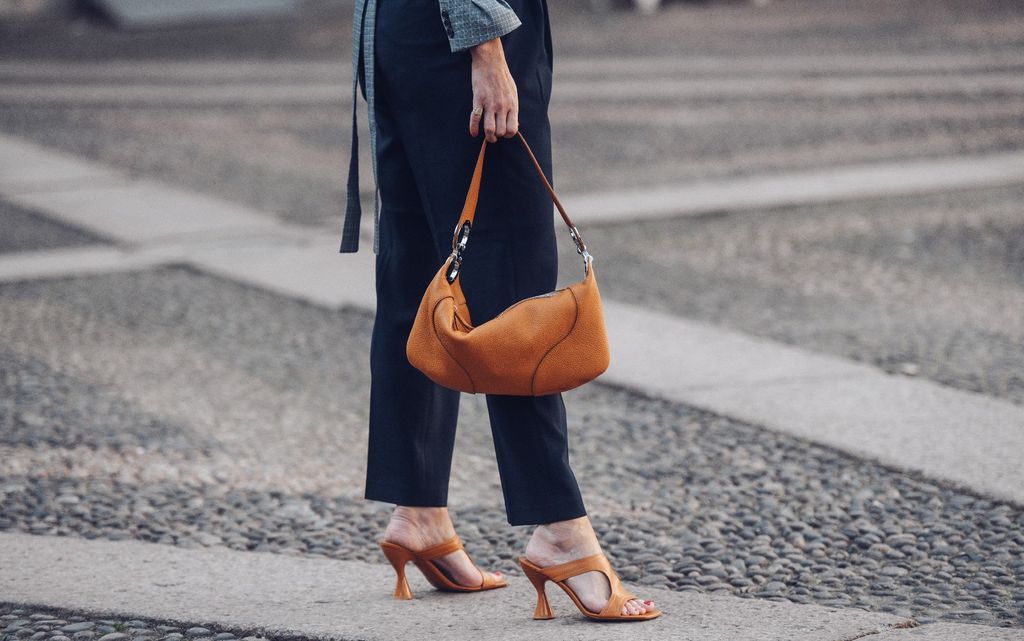 Hlače na crtu omiljen je izbor brojnih dama za odlazak na posao