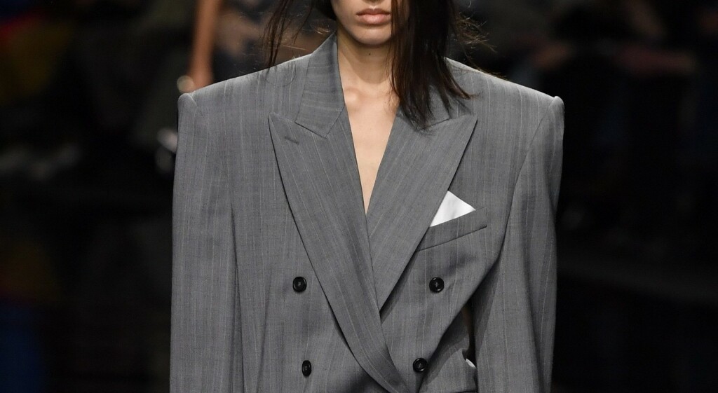 Sivi sako predimenzioniranih ramena bit će hit jeseni