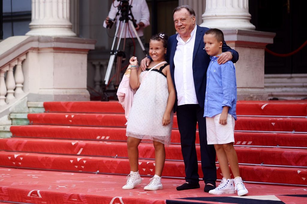 Halid Bešlić s unučadi - 1