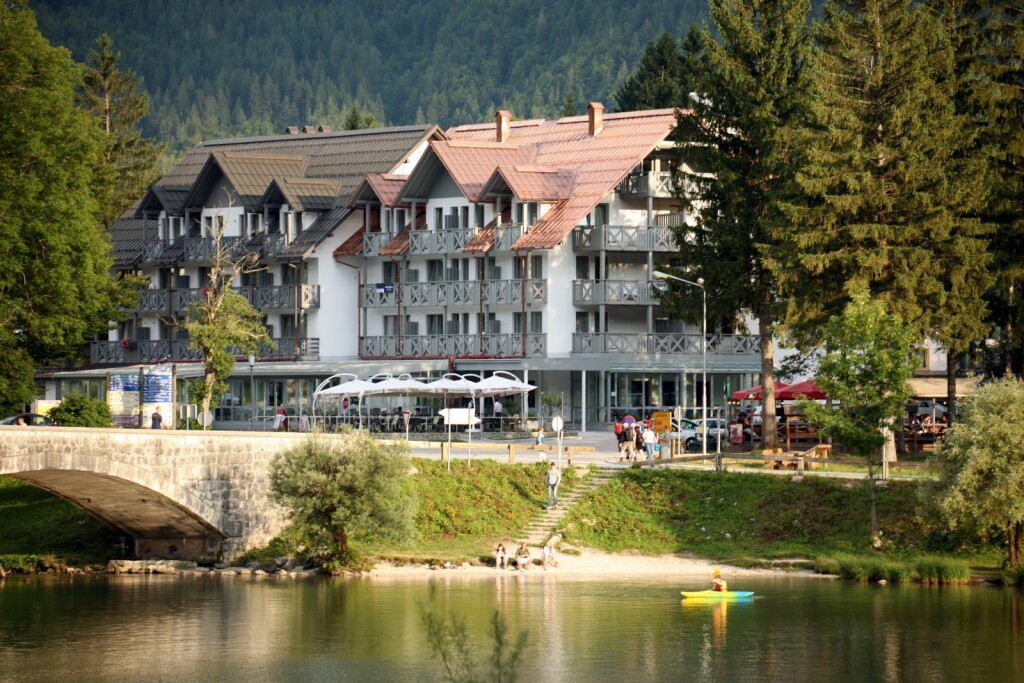 Hotel se smjestio odmah uz jezero