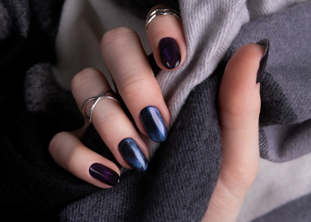 Tamnoplave manikure