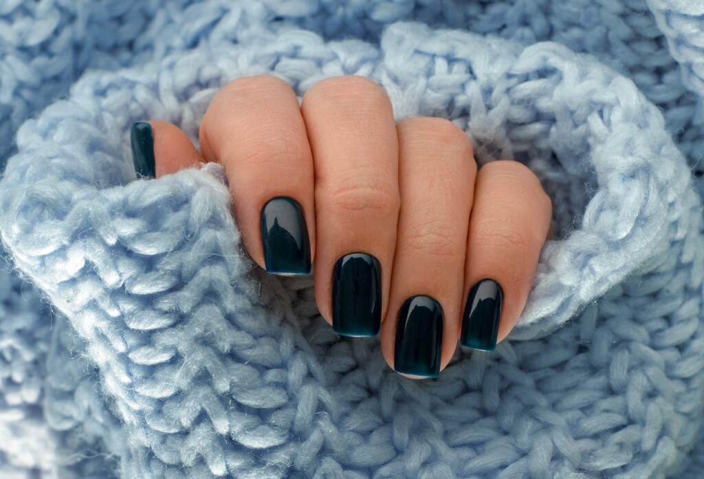 Tamnoplave manikure