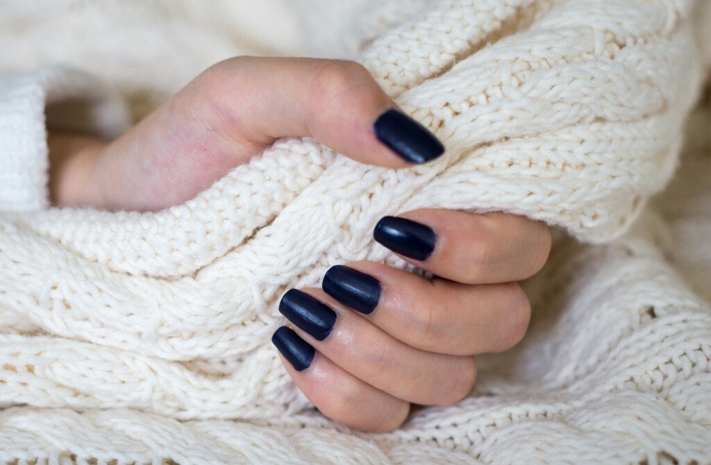 Tamnoplave manikure