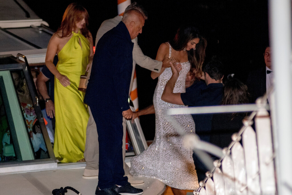 Amal Clooney u srebrnim štiklama i svjetlucavoj bijeloj haljini