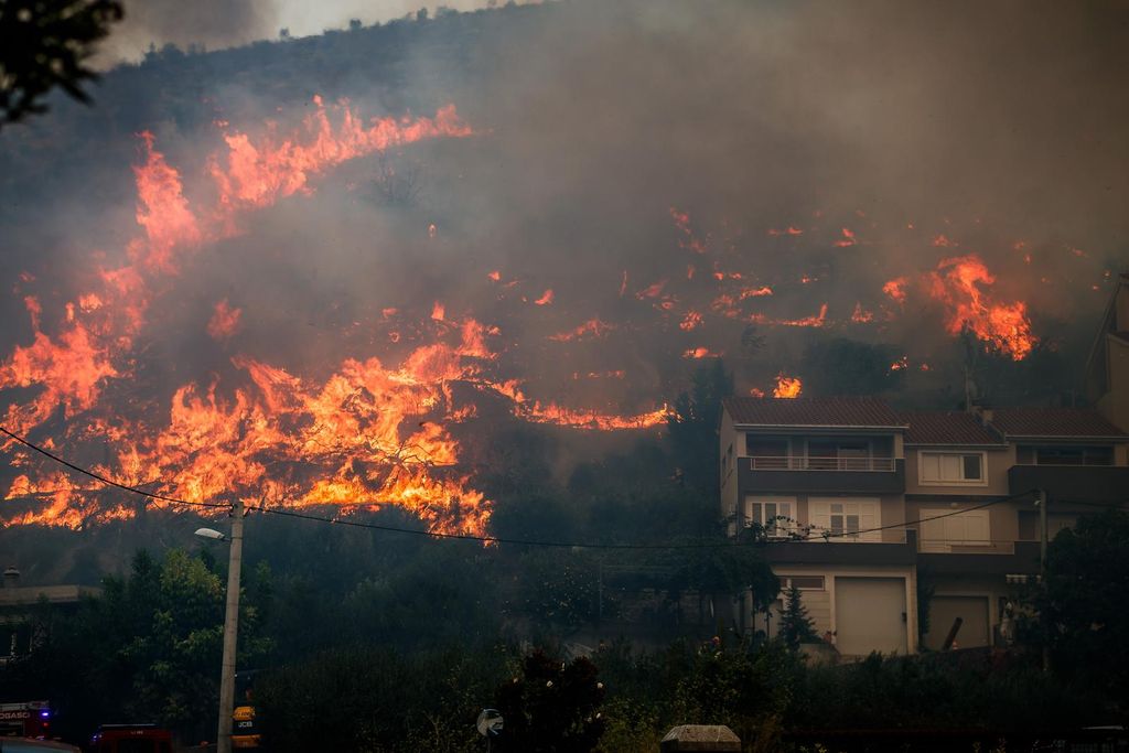 Požar u Žrnovnici jos uvijek je aktivan - 11