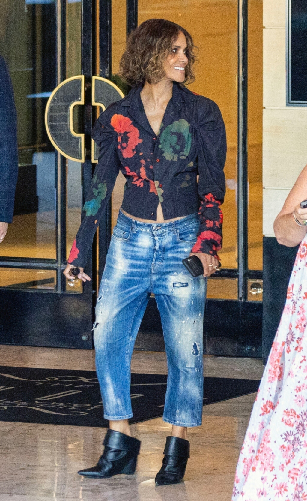 Halle Berry u vrećastim trapericama i bluzi brenda Marni - 1